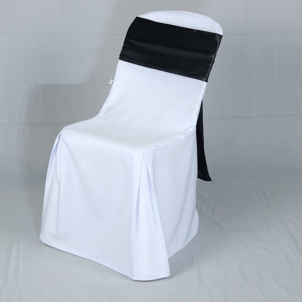 เก้าอี้พลาสติกสีขาวโบว์ดำ